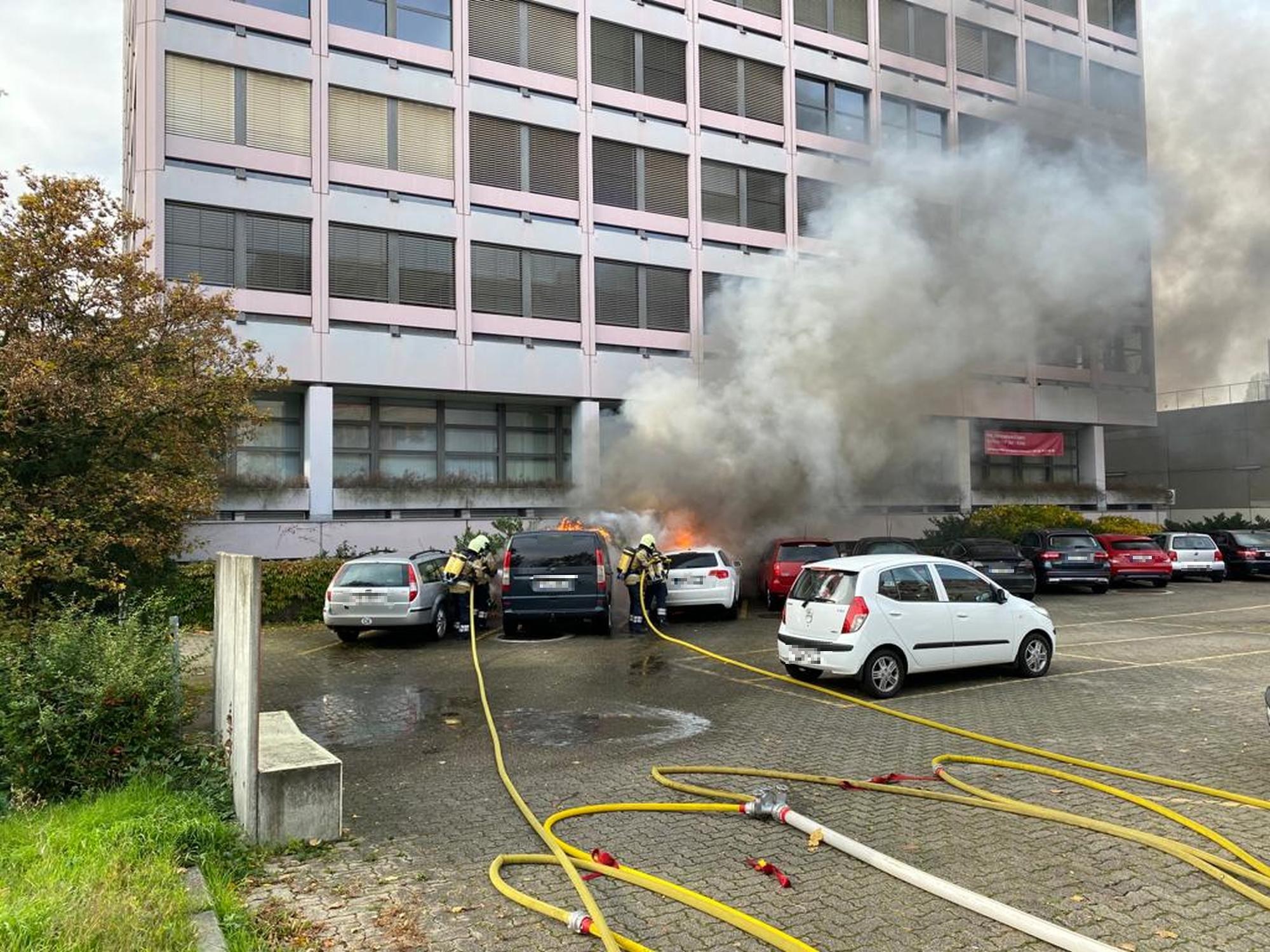 Read more about the article Zwei Personenwagen bei Brand komplett zerstört