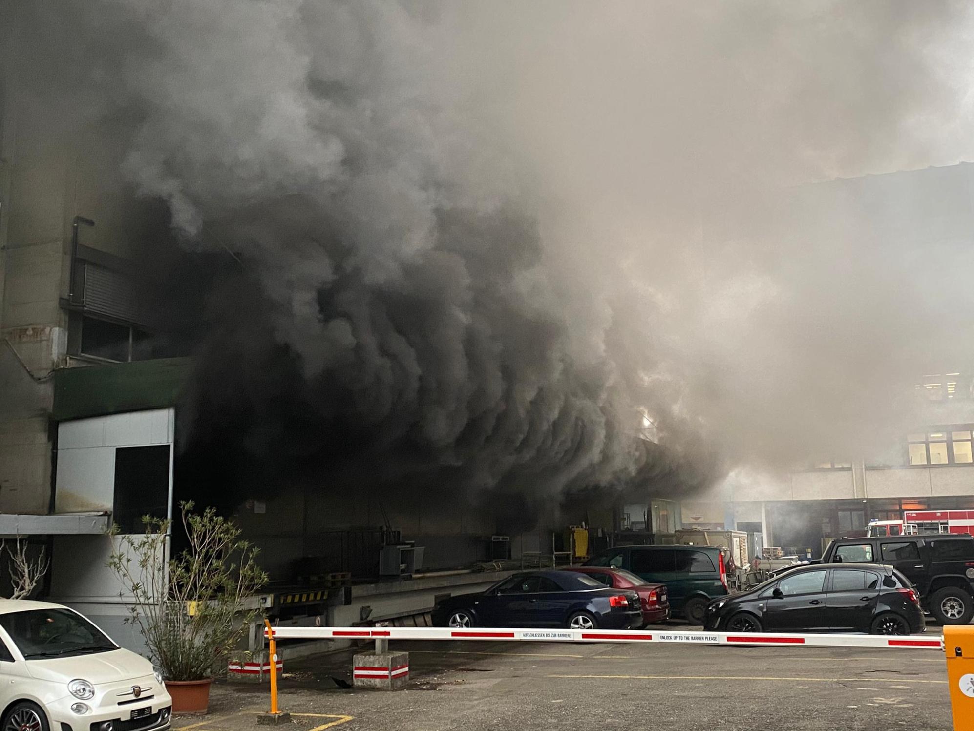 Read more about the article Brandfall in einer Autowerkstatt erfordert Feuerwehreinsatz